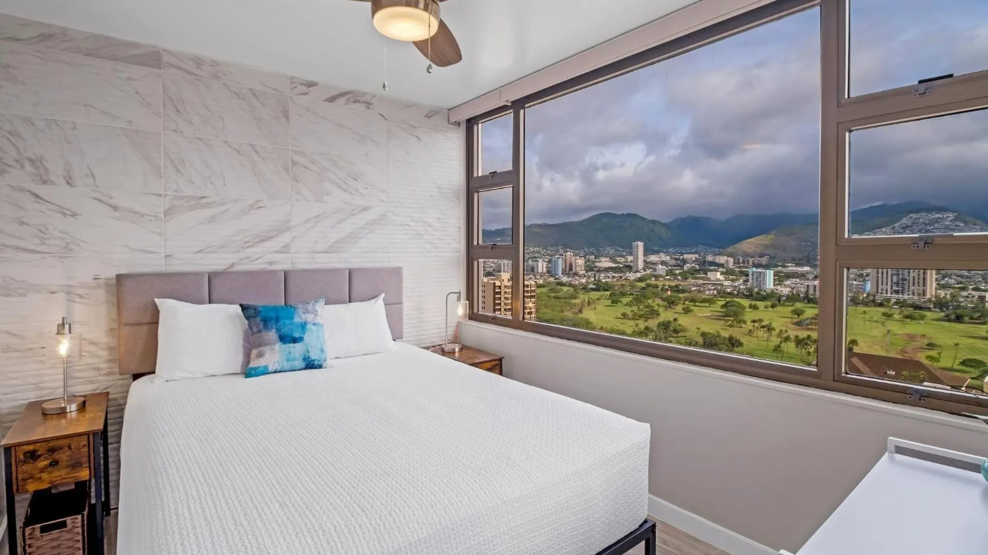 Newly Remodeled - 30Th Floor Suite With Epic Mountain Views Home Honolulu 0*,  United States
